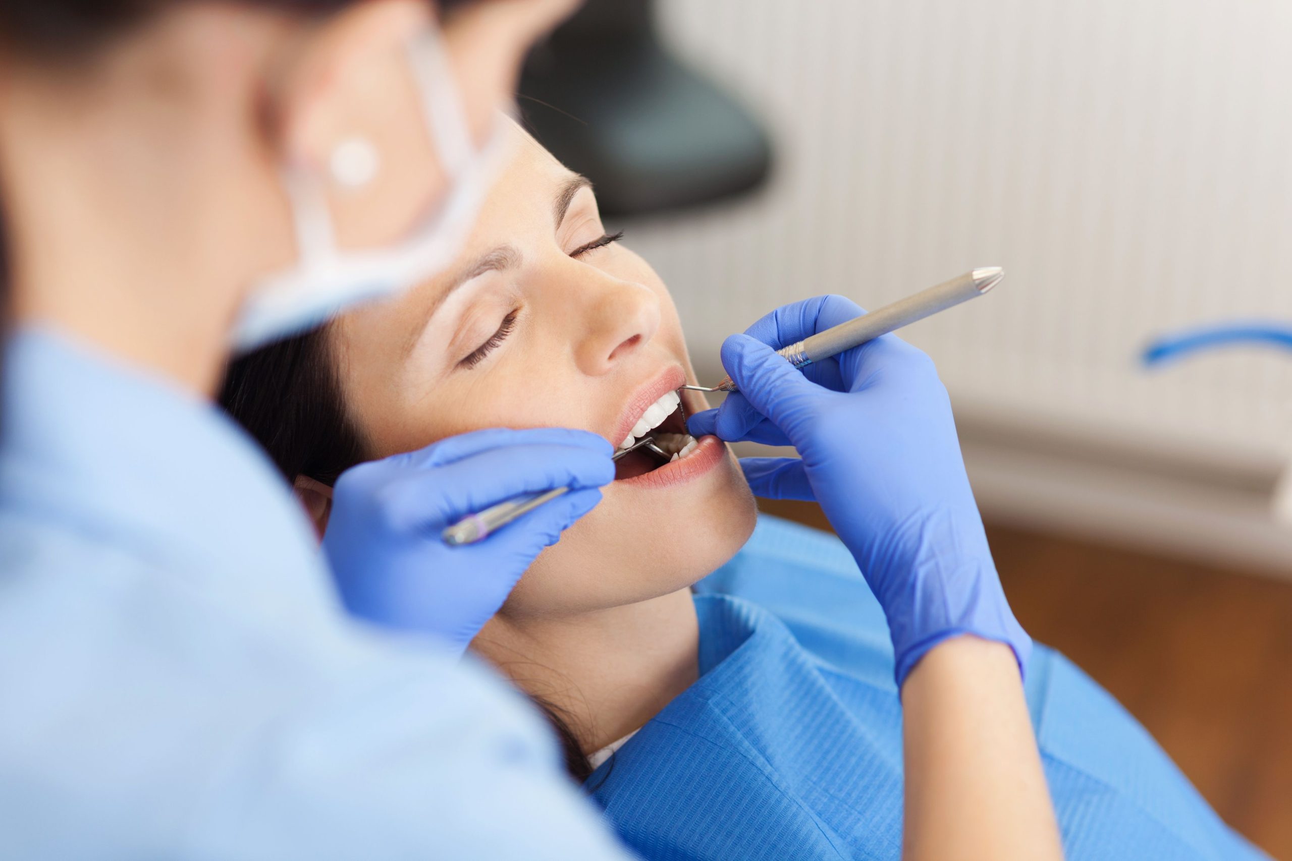 How Dentists Treat a Cracked Tooth Before It Gets Worse